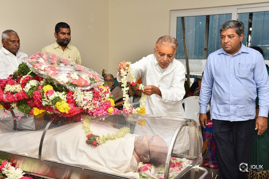 Celebs-Pay-Condolences-to-C-Narayana-Reddy